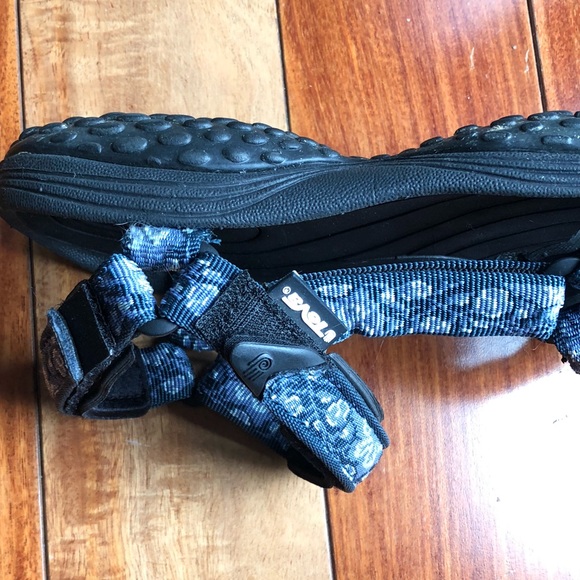 Teva Hurricane Sandals with Blue Hibiscus Straps - Picture 9 of 14